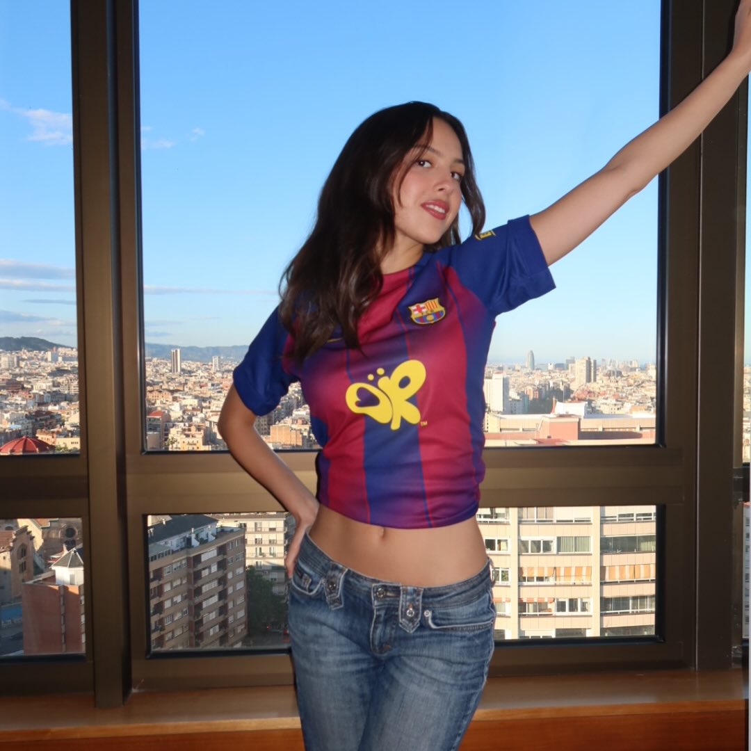 Fan Cam: The Best Looks From Olivia Rodrigo's Surprise Barcelona Perfomance